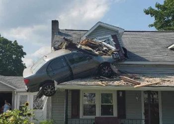 Makina përplaset dhe “fluturon” mbi çati, mbeti e varur në katin e dytë të një shtëpie