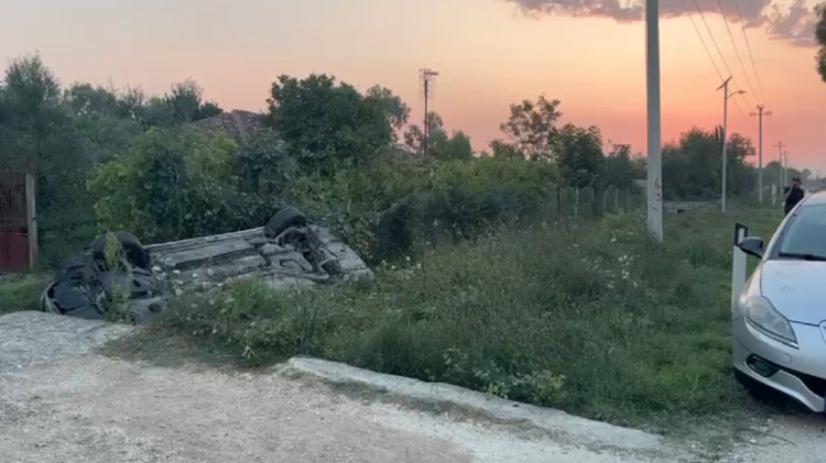 Aksident në aksin Fier-Seman, makina përmbyset dhe del nga rruga, plagoset shoferi