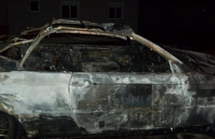 Dyshohet zjarrvënie e qëllimshme, digjet makina e parkuar në Fushë-Krujë