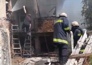 Shkrumbohet banesa e të moshuarit në Berat