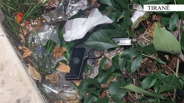 27-vjeçari nga Laçi s’i bindet policisë, hedh pistoletën dhe largohet, shpallet në kërkim