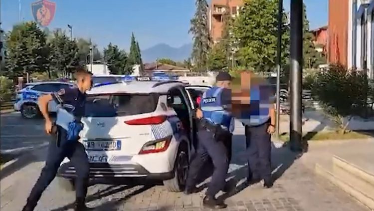 Vidhte targa për t’i përdorur në ngjarje kriminale jashtë vendit, arrestohet 23 vjeçari