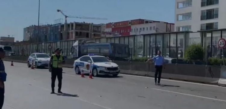 Tiranë/Përplasen dy makina afër një karburanti, plagoset policja e Qarkullimit Rrugor