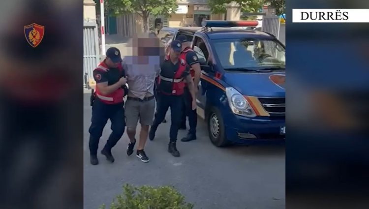 Video/ Me pistoletë me fishek në fole gati për qitje, kapet “i rrezikshmi” në Durrës