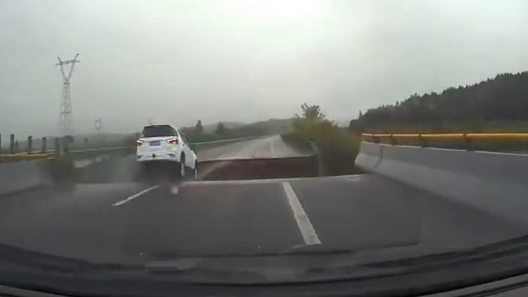 Video/Përmbytjet dëmtojnë rrugën në Kinë, momenti kur makina bie në gropë