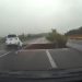 Video/Përmbytjet dëmtojnë rrugën në Kinë, momenti kur makina bie në gropë