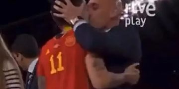 Pas fitores, Presidenti i Federatës Spanjolle puth në buzë futbollisten
