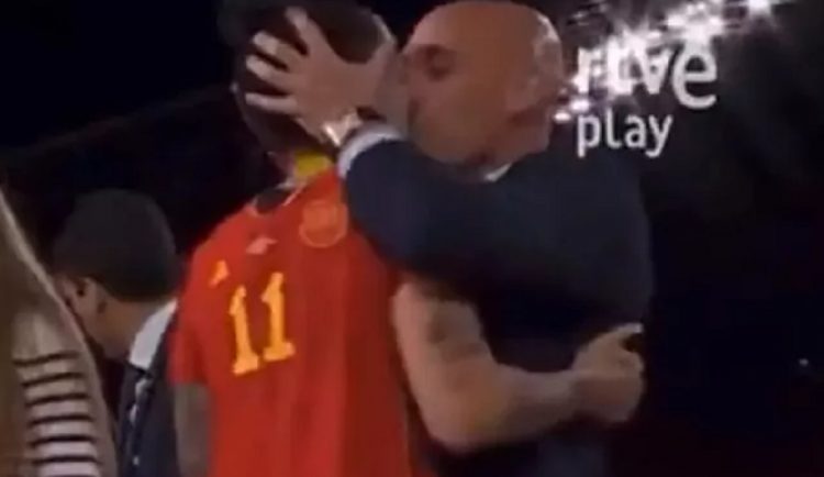 Pas fitores, Presidenti i Federatës Spanjolle puth në buzë futbollisten