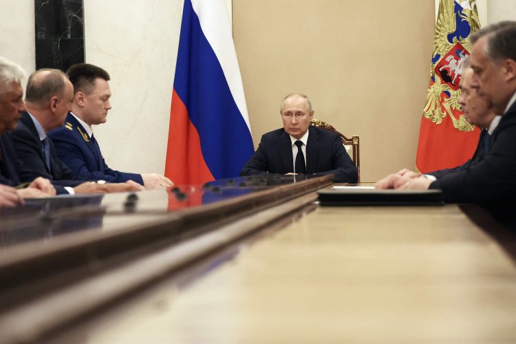 Putin: Të gjithë zyrtarët rusë duhet të ngasin vetëm makina ruse, jo të huaja