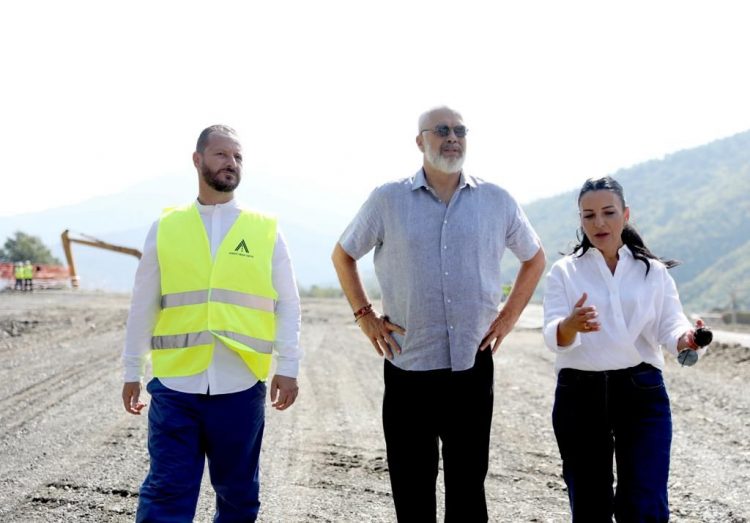Rama inspekton aksin Elbasan-Qafë Thanë: Ka përfunduar 42% e punimeve