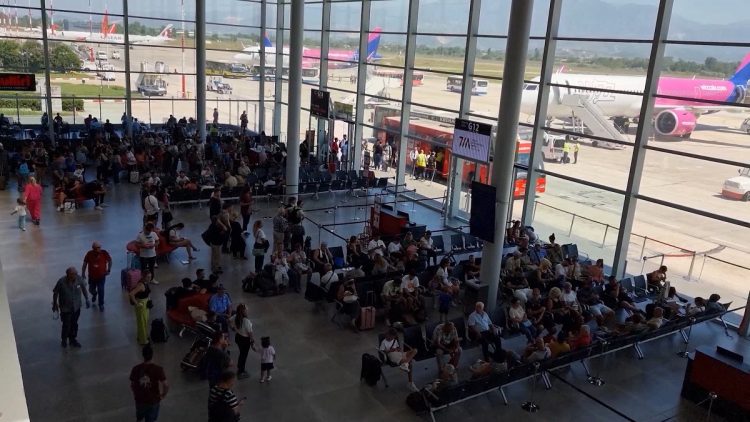 Bum pasagjerësh në aeroportin e Rinasit