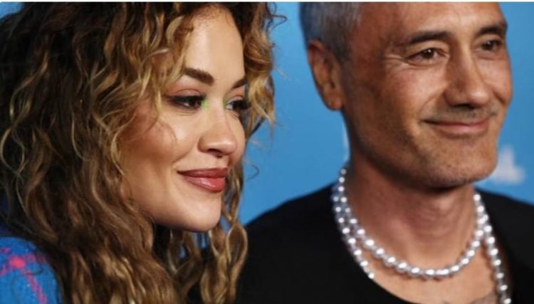 Rita Ora sërish në qendër të kritikave, ngatërron origjinën e bashkëshortit