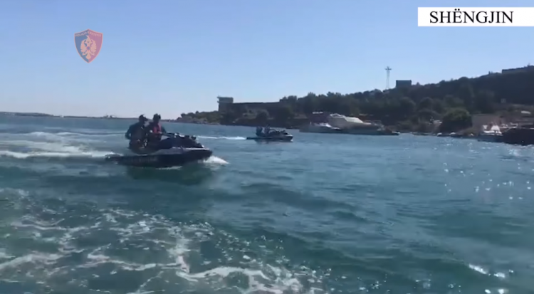 Shëngjin/ Mjeti lundrues pësoi defekt në mes të detit, shpëtohen 2 të rinjtë