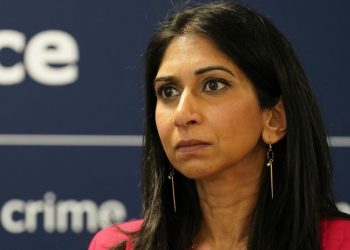 Suella Braverman revoltohet me avokatët: Po sajoni kërkesa të rreme për azilkërkuesit