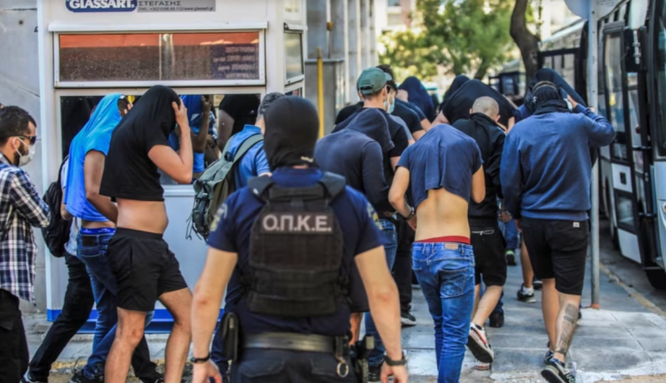 Vrasja e 29-vjeçarit grek, 100 tifozë kroatë përballen me akuza në Greqi