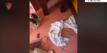 Plagosi dy vëllezërit dhe ia mbathi, kapet 35-vjeçari në Tiranë