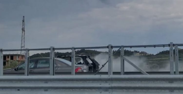 Merr flakë automjeti në autostradën Vlorë-Fier