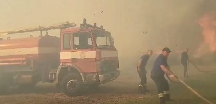 Zjarr pranë banesave në Nartë të Vlorës