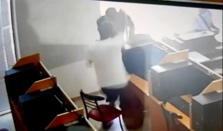 E godet 7 herë me grusht dhe koka i përplaset në tavolinë,ja si u vra 55-vjeçari në Vlorë