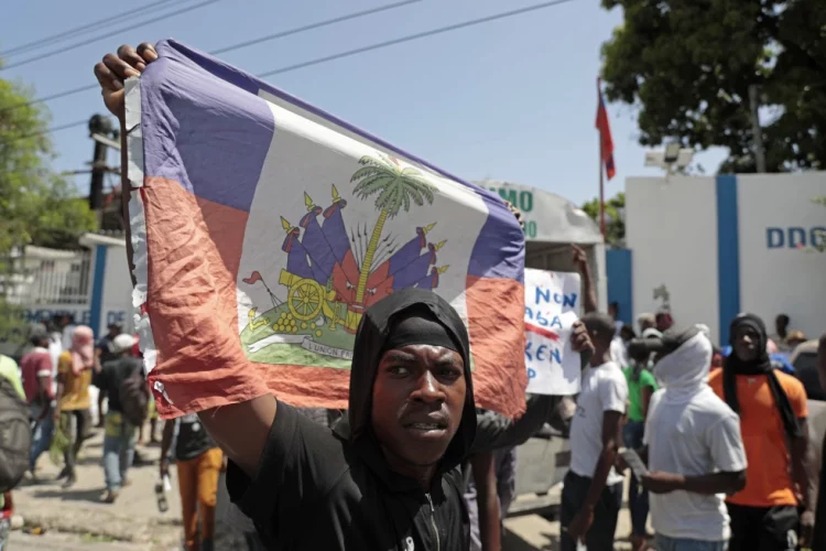Banda kriminale hap zjarr ndaj protestuesve, vdesin 7 persona në Haiti