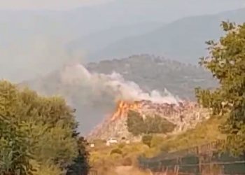 Përfshihet nga zjarri fusha e grumbullimit të plehrave pranë inceneratorit të Elbasanit
