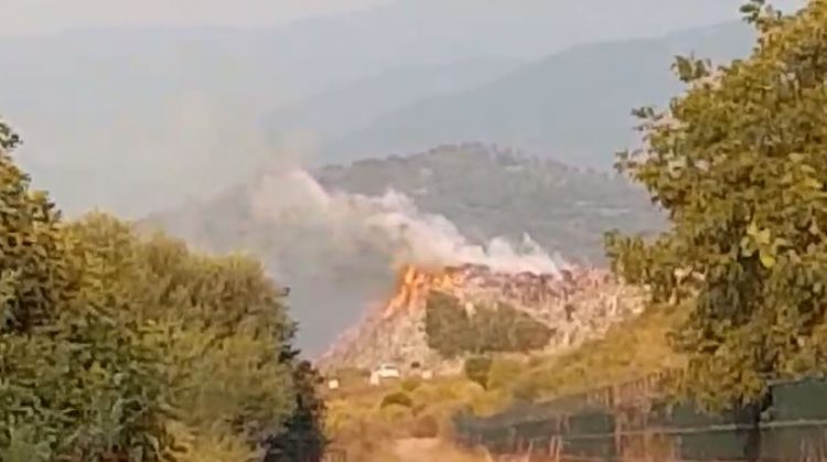 Përfshihet nga zjarri fusha e grumbullimit të plehrave pranë inceneratorit të Elbasanit