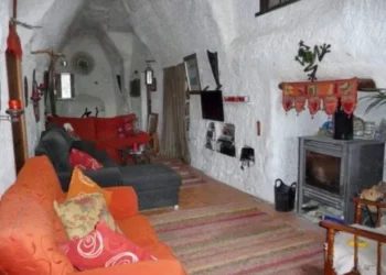 54-vjeçarja braktis Britaninë e Madhe për të jetuar në një shpellë spanjolle 1000-vjeçare