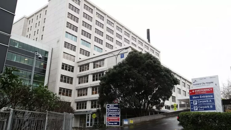 Pajisja kirurgjikale “e madhe sa një pjatë” u la në barkun e gruas për 18 muaj
