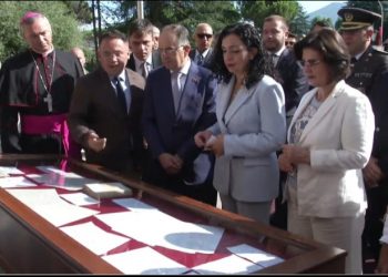 Ekspozitë në nder të Nënë Terezës/ Osmani: Figurën e saj do ta ruajmë si vlerë kombëtare