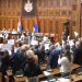 Kaos në Parlamentin e Serbisë/Opozita bllokon punën, kërkojnë zgjedhje të jashtëzakonshme