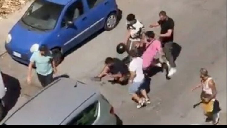 VIDEO/ Tentoi të vidhte një të moshuar, qytetarët dhunojnë grabitësin në Itali
