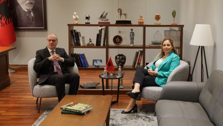 Igli Hasani merr detyrën si Ministër i Jashtëm, pritet në zyrë nga Xhaçka
