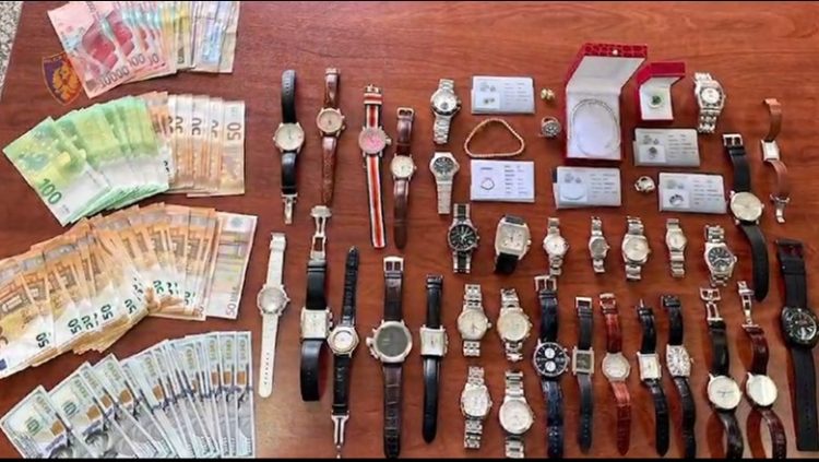Shisnin ora dhe aksesorë diamanti pa faturë, arrestohen administratorët e 2 dyqaneve