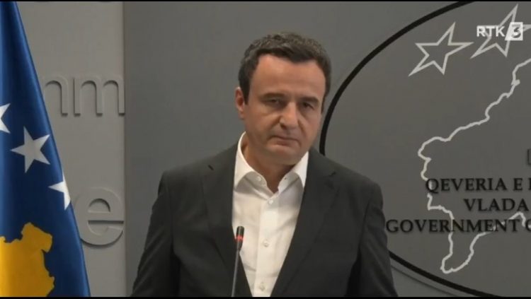 Vrasja e policit në Kosovë, Kurti: 30 persona të armatosur po qëllojnë ende drejt efektivëve tanë. Të dorëzohen