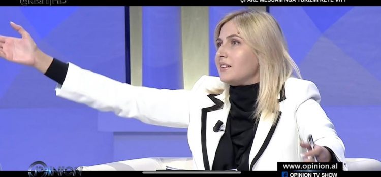 Zhupa për turizmin: Në Ksamil turistët u përballën me male plehrash, Saranda ka 2 orë ujë