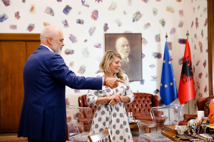 Rama pret në zyrën e tij ministren e Jashtme të Kanadasë (Foto)