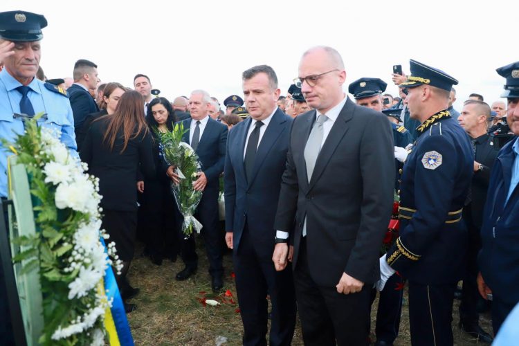 Balla merr pjesë në ceremoninë mortore të policit kosovar: Përulje dhe nderim, dha jetën në krye të detyrës