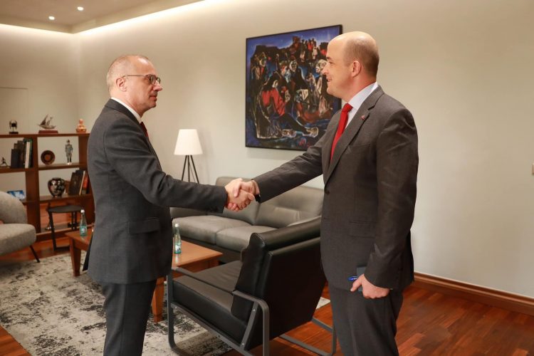 Sulmi në veri të Kosovës, i Ngarkuari me Punë i Ambasadës së SHBA takon ministrin e Jashtëm: Atorët të dalin para drejtësisë