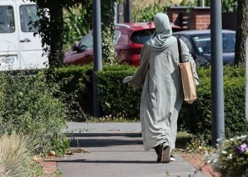 Qeveria franceze miraton vendimin e ndalimit të veshjeve islamike në shkolla