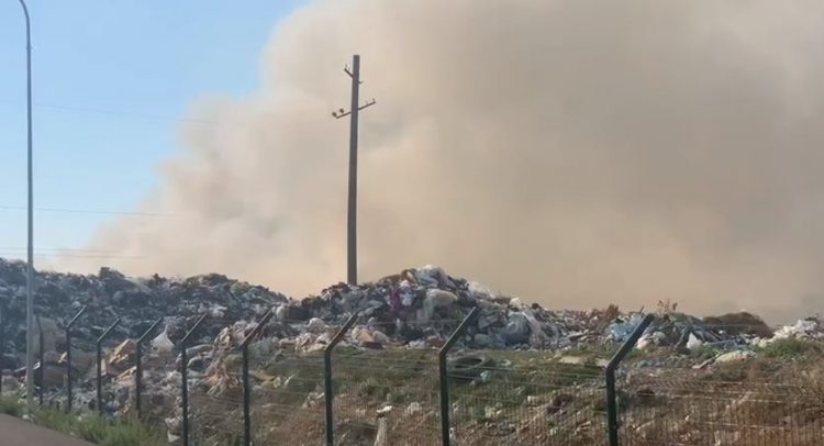 Zjarri në fushën e mbetjeve në Vlorë, Berisha: Djegësi i Edi Ramës, turizmi i plehut