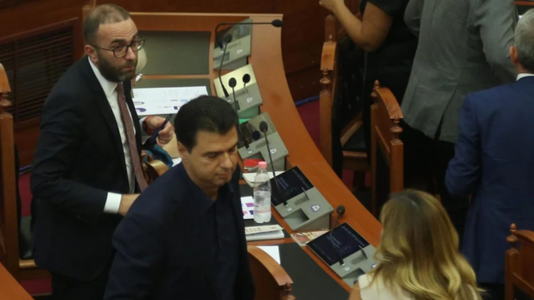 Bardhi ironizon Bashën: Mos u çudisni kur të vetëshpallet mbret i Anglisë shumë shpejt