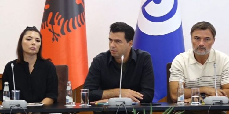 Bardhi thirri në takim deputetët e PD, Basha: Udhë të mbarë në bunkerin anti-amerikan
