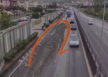 Ndoti rrugën me beton gjatë ecjes, gjobitet drejtuesi i kamionit në Tiranë