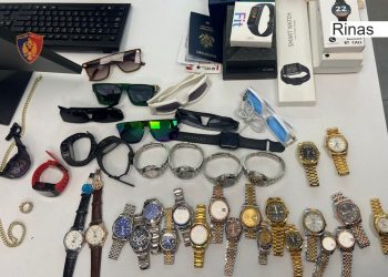 Tentoi të fuste në Shqipëri mallra kontrabandë, arrestohet 23-vjeçari amerikan në Rinas