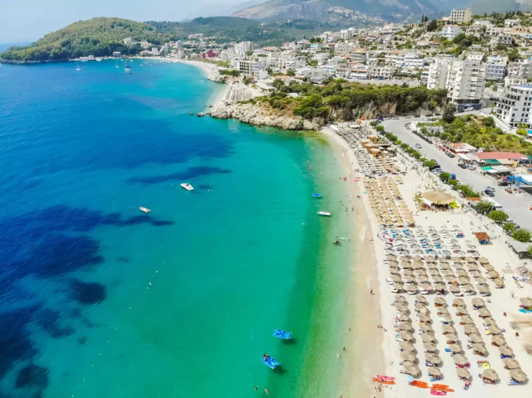 “Boom” turistik në jug, prenotime deri në muajin tetor