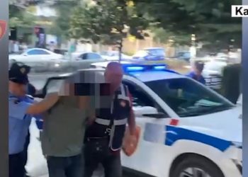 Plagosi me thikë një 20-vjeçar dhe u largua, arrestohet autori në Babrru
