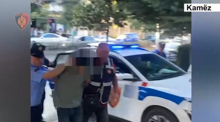Plagosi me thikë një 20-vjeçar dhe u largua, arrestohet autori në Babrru