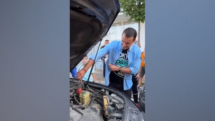 I kishte rënë bateria, Veliaj ndihmon qytetarin të ndezë automjetin