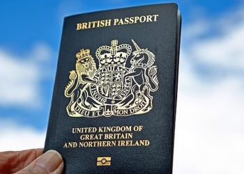 Si kontrabandistët shqiptarë shesin mbi 12 mijë £ pasaporta false britanike në Instagram