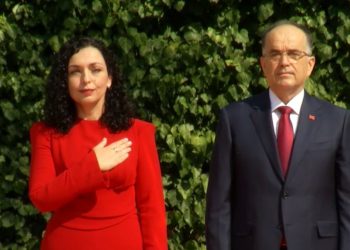 Vjosa Osmani mbërrin në Shqipëri, pritet me ceremoni zyrtare nga homologu Begaj